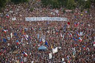 Statisíce lidí se sešly na pražské Letné na protest proti Andreji Babišovi a Marii Benešové.