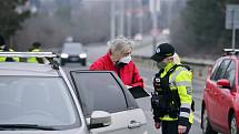 Hned 1. března 2021 kontrolovala policie v Praze dodržování zákazu cestování mezi okresy.