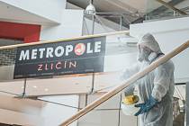 Obchodní centra na Chodově, Černém Mostě a Metropole Zličín prošla před svým znovuotevřením 11. května 2020 důkladnou dezinfekcí.