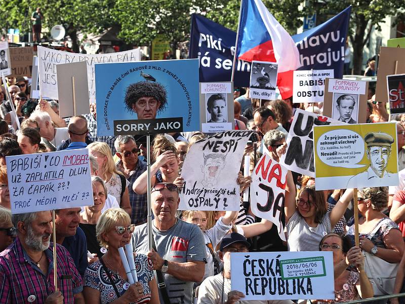 Demonstrace proti Babišovi a komunistům s názvem Jednou provždy na Václavském náměstí.