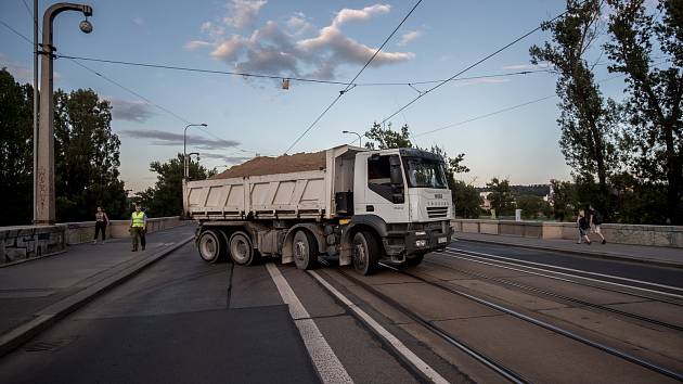 Na hlavním mostu Libeňského soumostí začaly 10. července večer zatěžovací zkoušky, které potrvají do 15. července vždy od 20:00 do 04:30 za úplného uzavření mostu pro dopravu.