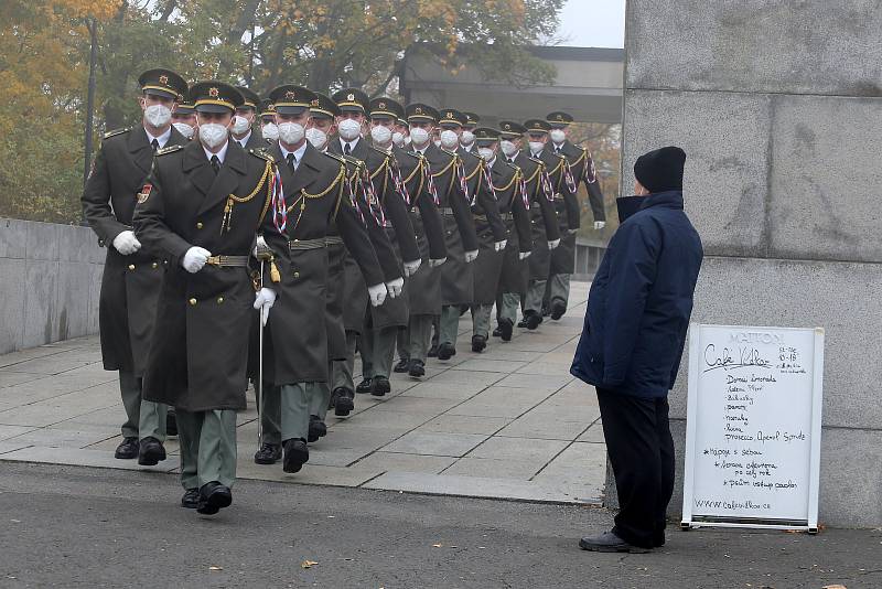 Slavnostní střídání Hradní stráže u příležitosti 103. výročí vzniku samostatného Československa.