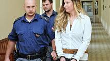  Z trýznivé vraždy své známé šperkařky se zpovídá před Městským soudem v Praze 33letá Martina Moláčková.
