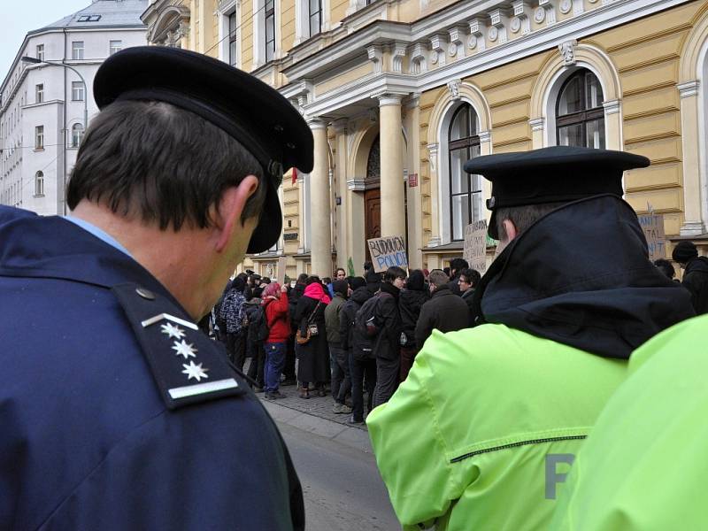 Před budovou Obvodního soudu pro Prahu 2 demonstrovali příznivci squattingu a iniciativy Ne rasismu. Povětšinou mladí lidé přišli podpořit dvojici mladíků, souzených kvůli údajnému útoku na policisty při vyklízení domu v Neklanově ulici na Vyšehradě.