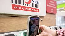 Novinka pro ulehčení nakupování Scan and Shop v supermarketu Tesco v pražském Edenu 12. února.