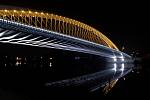 Osvětlený Trojský most.