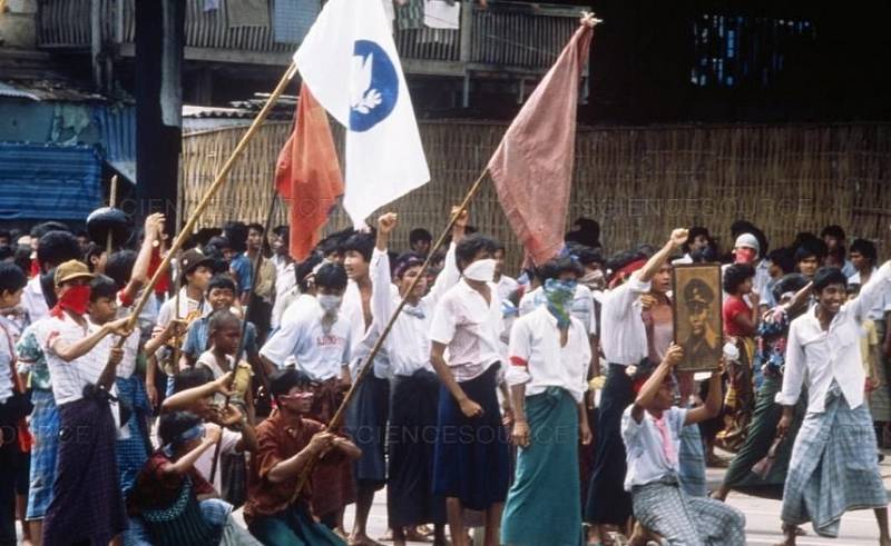 Protesty v Barmě v roce 1988 proti totalitární vládě.