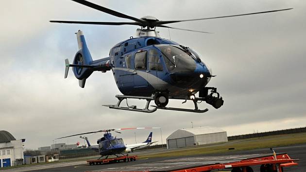 Nový vrtulník Bell 412EPI pořízený za 300 milionů korun v rámci projektu Letecká technika pro záchranné práce v integrovaném záchranném systému ve čtvrtek 10. prosince 2015 slavnostně na své základně v Ruzyni převzala Letecká služba Policie ČR.