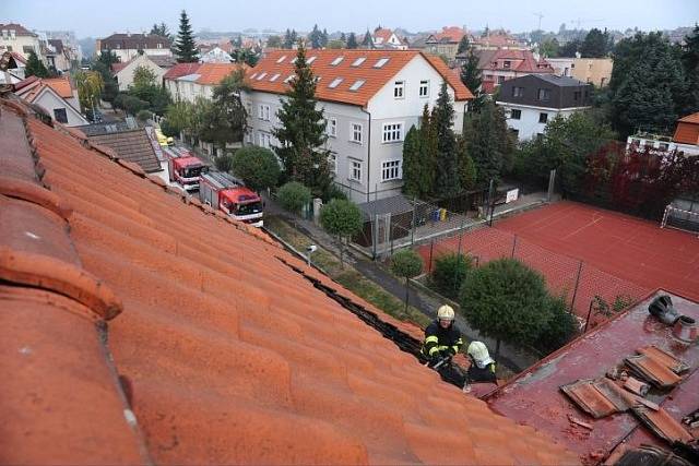 Požár střechy rodinného domu v ulici Pod Strašnickou vinicí v Praze 10.