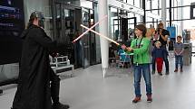 Poznávací i zábavný program stejně jako představení své práce připravila v sobotu v rámci oslav Mezinárodního dne světla laserová centra ELI Beamlines a HiLASE v Dolních Břežanech.