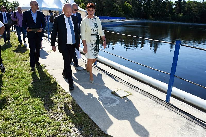 Plovoucí fotovoltaická elektrárna na hladině horní nádrže přečerpávací vodní elektrárny Štěchovice II. Podpis memoranda o spolupráci při ochraně klimatu. Na snímku ministryně Hubáčková a ředitel Beneš.