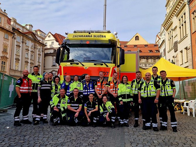 Tým záchranářů na pražském maratonu.
