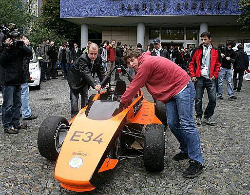 Studenti strojní fakulty ČVUT představili 25. října v Praze formuli třetí generace se spalovacím motorem FS.03 a zcela novou formuli poháněnou elektromotorem s označením FSE.01.