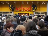 Stovky lidí čekaly 17. listopadu na slavnostní otevření zrekonstruovaného obchodu s nábytkem IKEA.