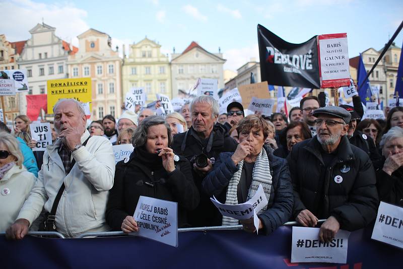 Lidé na Staroměstském náměstí v Praze demonstrují za nezávislost justice kvůli jmenování Marie Benešové ministryní spravedlnosti (6. května 2019).