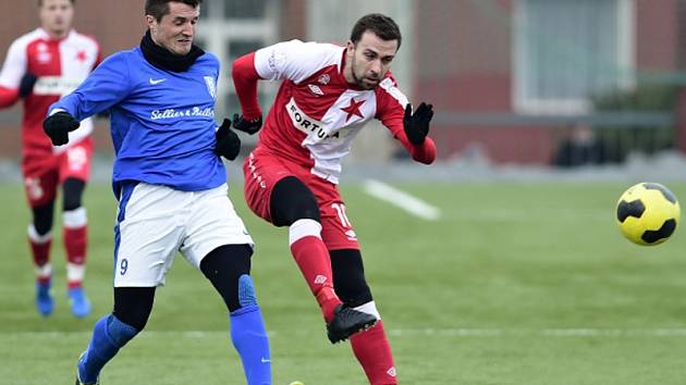 Přípravné fotbalové utkání Slavia Praha - Vlašim 4:0 v sobotu 9. ledna 2015 v Praze. Na snímku Josef Hušbauer ze Slavie a Ondřej Průcha z Vlašimi (vlevo).