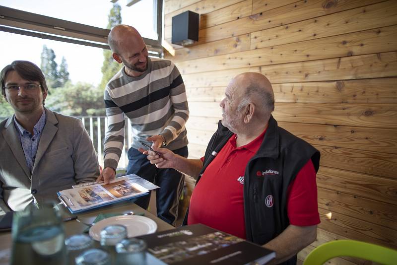 Karel Loprais vysadil svůj strom v pražské botanické zahradě.