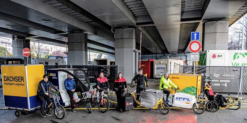 Do centra Prahy vyjela nákladní elektrokola. Hlavní město otevřelo první cyklodepo pro rozvoz zásilek.