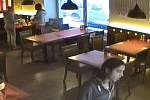 Policie pátrá po třech zlodějkách z pražské restaurace.