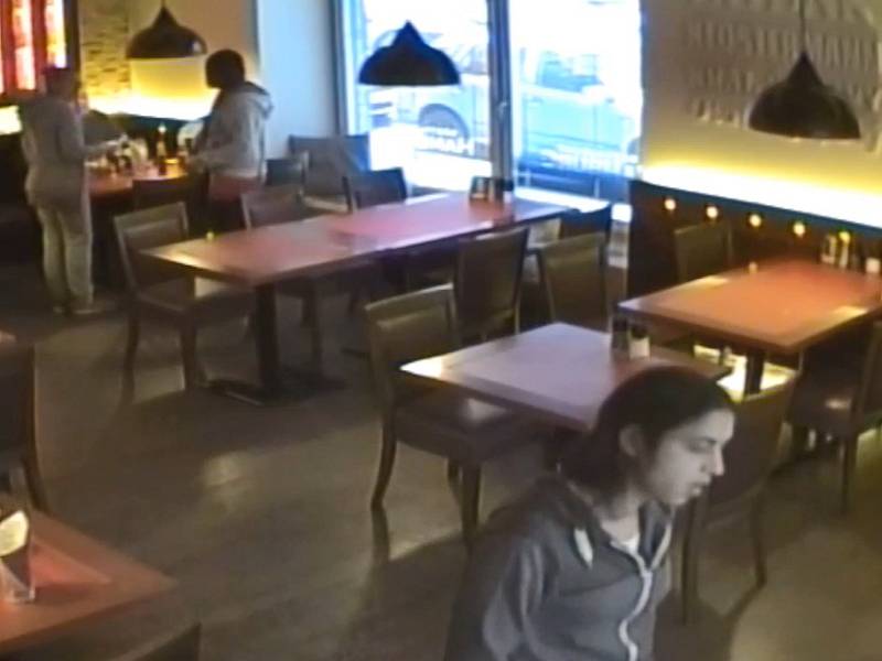 Policie pátrá po třech zlodějkách z pražské restaurace.