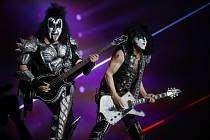 Skupina Kiss - Gene Simmons a Paul Stanley při vystoupení skupiny Kiss v Mexico City.
