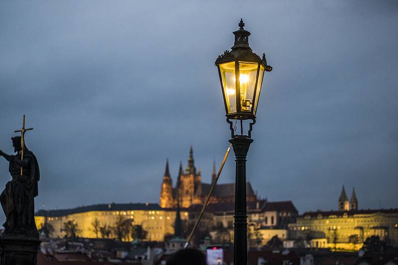 Na Karlův most vyrazil populární lampář v dobovém kostýmu.