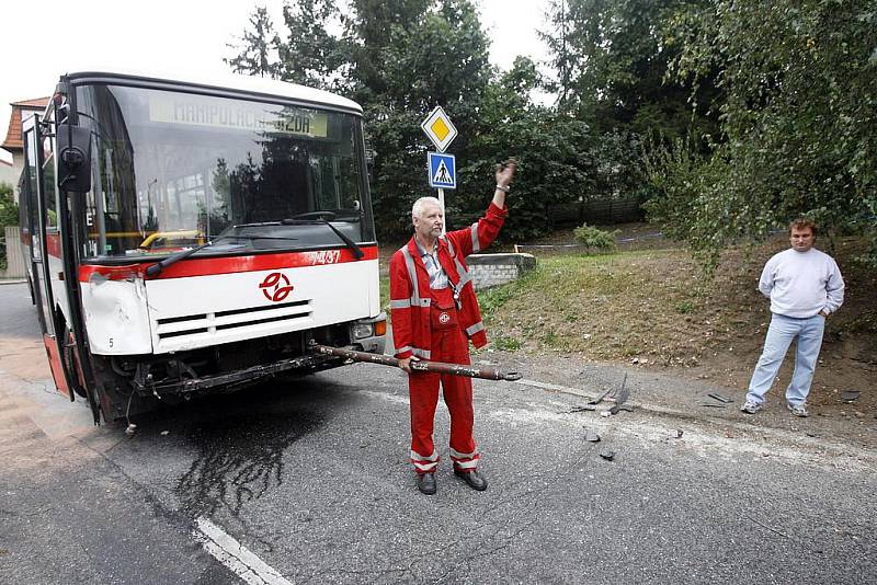 Nehoda si vyžádala pět zraněných, mezi nimi i řidiče autobusu.