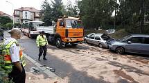 Řidič autobusu ve snaze kolizi zabránit strhl řízení, čímž nejenže havárii nezabránil, ale navíc naboural do dalších pěti zaparkovaných osobních vozidel.