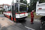 Nehoda si vyžádala pět zraněných, mezi nimi i řidiče autobusu.