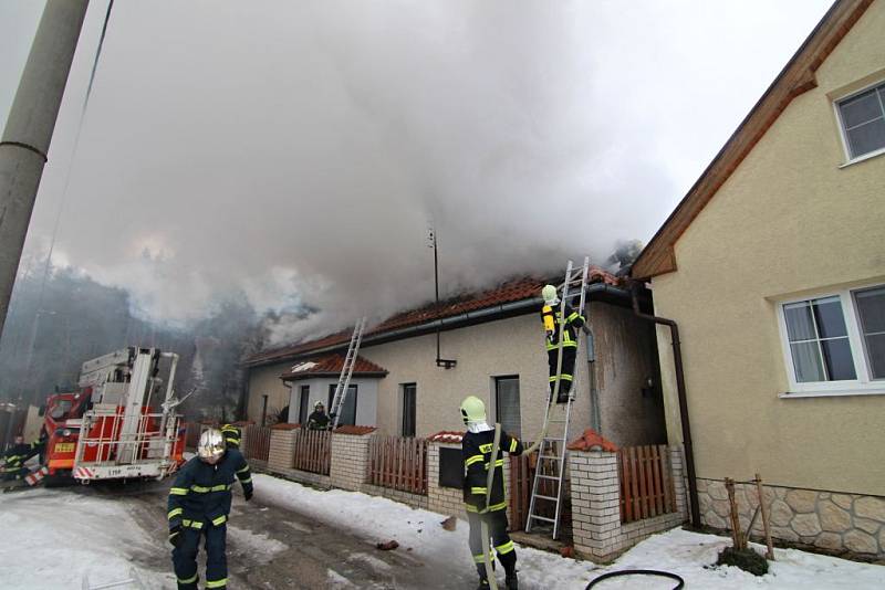 Likvidace požáru rodinného domu v Mukařově.