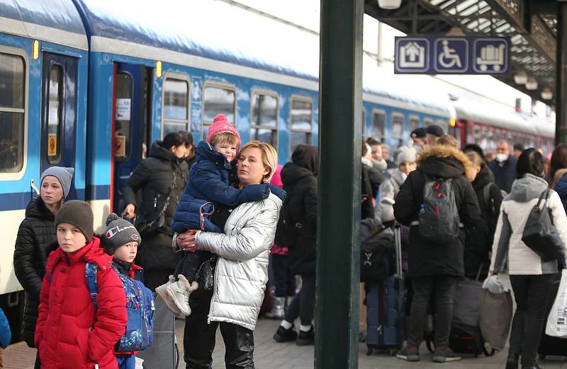 Vlak s uprchlíky z Ukrajiny přijel z Bohumína ve středu po osmé hodině ráno. Praha, Hlavní nádraží.