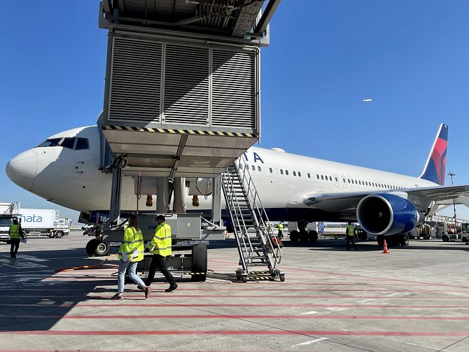 První přílet na obnovené lince americké společnosti Delta Air Lines z newyorského letiště JFK do Prahy.