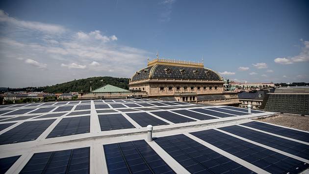 Solarni panely na střeše provozní budovy Národního divadla v Praze.