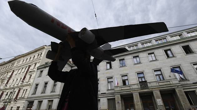 Demonstrantka s modelem letadla - Demonstrantka pózuje s modelem letadla 14. května 2020 před budovou ministerstva financí v Praze při protestu proti financování leteckého průmyslu a rozšiřování kapacit Letiště Václava Havla.