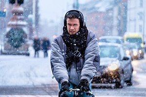 Cyklista v zimě. Ilustrační foto.