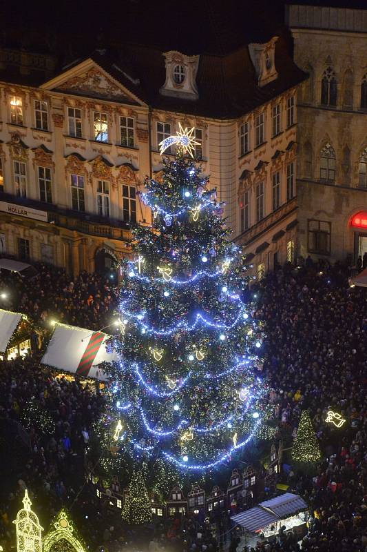 V sobotu 30. listopadu 2019 byl v Praze na Staroměstském náměstí rozsvícen vánoční strom.