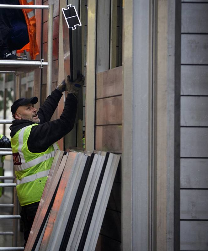 Pracovníci dopravních podniků stavěli 2. června protipovodňové zábrany u metra Křížíkova