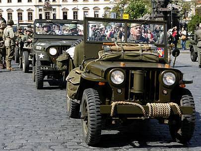 Na spanilou jízdu a přehlídku americké vojenské techniky a uniforem se v rámci blížících se oslav osvobození republiky a konce Druhé svétové války vydalo 3. května do pražských ulic okolo čtyřiceti legendárních willysů s jejich osádkami. 