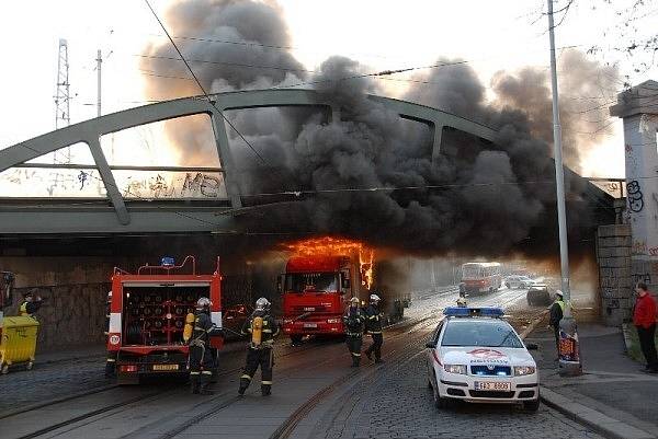 NA MÍSTĚ ZASAHOVALI PRAŽŠTÍ HASIČI. Požár kamionu v úterý 4.3. pod železničním viaduktem v Bělehradské ulici.