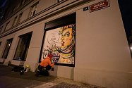 Některé budovy v centru Prahy pokrylo graffiti. Akce má upozornit na nedostatek legálních ploch pro street art. Většina z maleb zůstane dočasně.