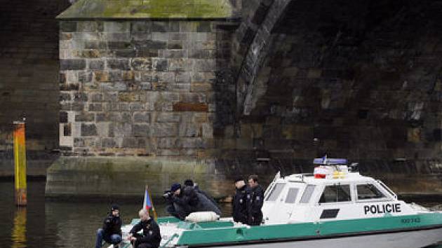 NAŠLI. Šestice policejních potápěčů prohledávala vltavské dno. Nakonec se podařilo najít třetí pilíř bývalého Juditina mostu.