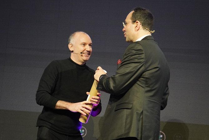 Zakladatel projektu Manifesto Martin Barry (vlevo) přebírá cenu Obchodník roku.