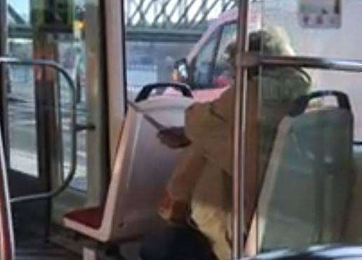 Policie hledá svědky dalšího incidentu, který způsobil muž s nožem v tramvaji.