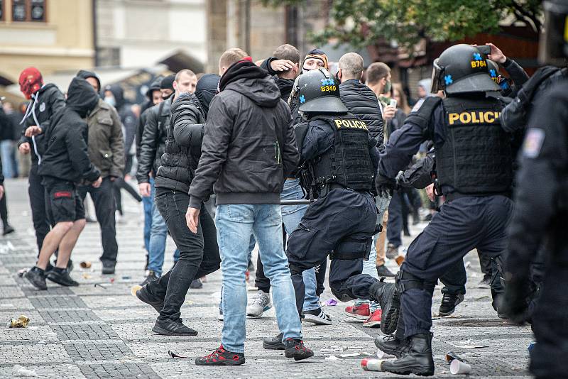 Demonstrace fanoušků v Praze na Staroměstském náměstí se 18. října 2020 po ukončení zvrhla v bitky s policií.