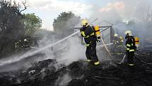 V šetření hasičů zůstává mohutný požár černé skládky v Dubči na okraji metropole. 