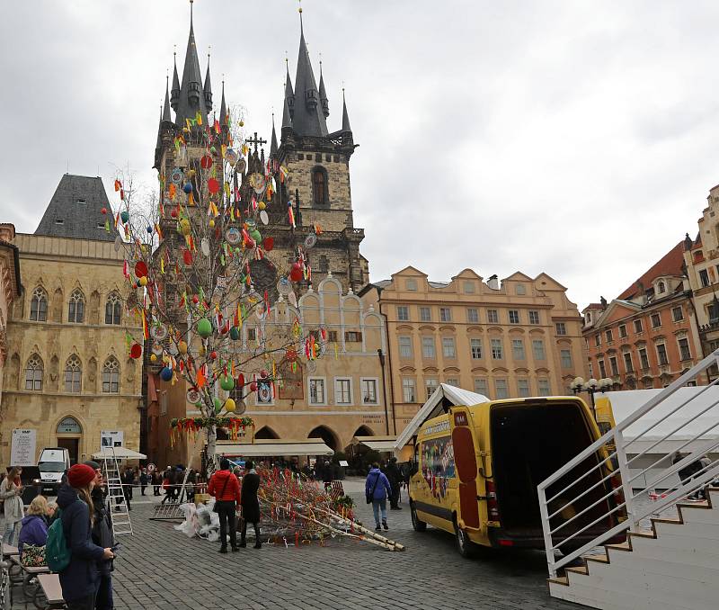 Příprava na Velikonoční trhy na Staroměstském náměstí.