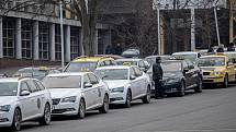 Sraz taxikářů na pražském Strahově před jejich protestní jízdou centrem Prahy 8. února.