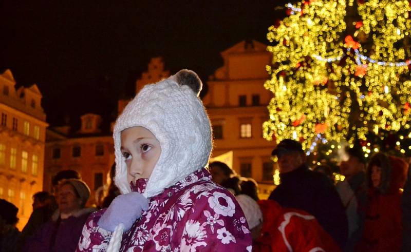 Česko zpívá koledy na Staroměstském náměstí v Praze.