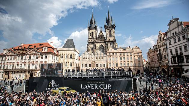 Slavnostní zahájení prvního ročníku tenisového Laver Cupu, které se konalo 20. září na Staroměstském náměstí v Praze.