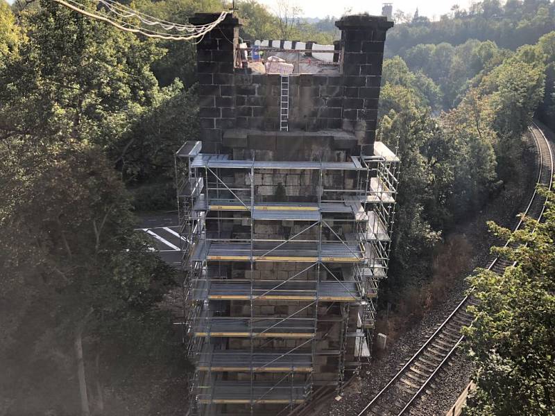 Vlaky se vrací po čtvrt roce na Pražský Semmering, končí první etapa opravy.